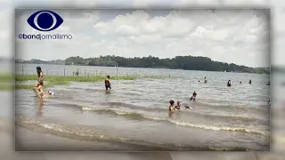 Calor faz represa virar "praia" em São Paulo