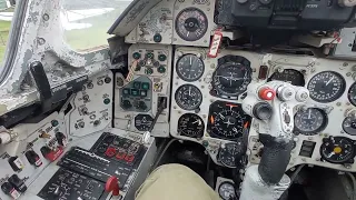 Samolot Su-22 - kokpit, otwieranie owiewki, wysuwanie reflektorów