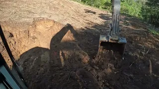 Escavadeira fazendo uma linda lagoa em sitio