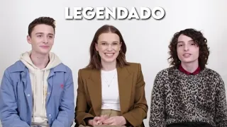 Millie, Finn e Noah respondem as perguntas mais pesquisadas na internet | LEGENDADO