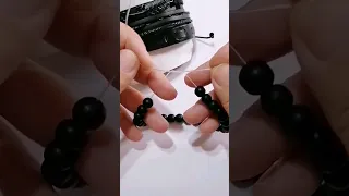 Cómo hacer un nudo para pulseras con hilo elástico y perlas negras opacas #pulseras paso a paso