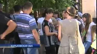 Взрослые и дети бегут из осажденного Славянска (видео)