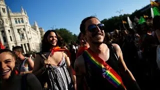 Ґей-паради у Європі демонстрували солідарність із жертвами ґей-клубу в Орландо