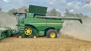 JOHN DEERE S790 on Tracks Harvesting Wheat