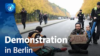 Straßenblockade in Berlin: Demonstration für mehr Klimaschutz