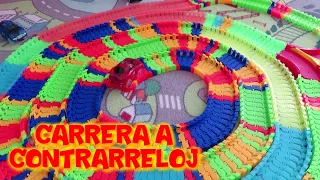 Carrera a contrarreloj de los coches de los dinosaurios en pista circular flexible con pelotas