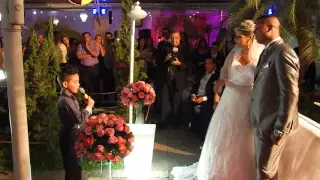 Criança emociona ao cantar A Thousand years em casamento