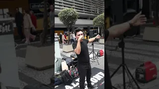 VEJA A VOZ AGUDA DESSE CANTOR DE RUA