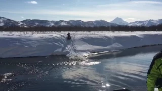 Разбили снегоход в хлам