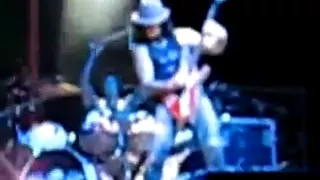 Synyster Gates falling on stage #FAIL