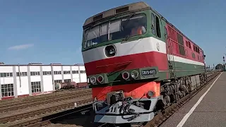 Тепловоз ТЭП-70-0225 едет к поезду номер 605Б Полоцк-Брест с прицепными вагонами Полоцк-Гомель