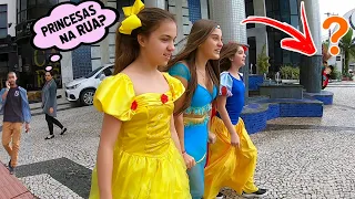 PRINCESAS BRANCA DE NEVE, BELA E JASMINE FORAM ALMOÇAR NA PRAIA ☆ Mileninha