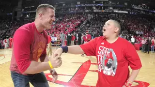 NFL star thrills young fan at Rockets games, twerks