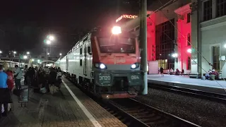 Двухэтажный поезд Адлер - Москва в ночном Краснодаре