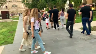 Yerevan Armenia. Summer fashion in the city. 城市里的夏日时尚.Стритстайл из Еревана .