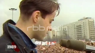 Jan Josef Liefers speaks on Alexanderplatz Berlin, November 4, 1989