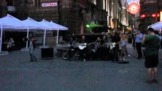 Street musicians on Khreshchatyk in Kyiv performs Lyapis Trubetskoy's song Voiny Sveta
