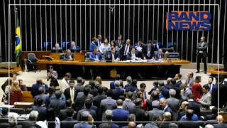 323 deputados votaram a favor da proposta