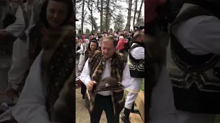 În prima zi de Paște. Gheorghe Flutur a bătut toaca la biserca de lemn din Muzeul Satului Bucovinean