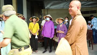 TỔ ĐÌNH LINH SƠN,NHÓM NHẸ NHÀN TRAO YÊU THƯƠNG,MANG ĐẾN CHO NGƯỜI DÂN,NHỮNG GIỌT NƯỚC NGHĨA TÌNH.