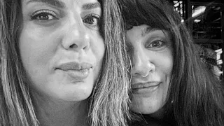 Birce Akalay ha condiviso un altro video con la sua amica#birceakalay