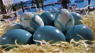 Bojanje šarenih jaja iz bakine košare/Coloring easter eggs (old fashioned way)