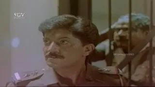Devaraj Beats And Locked Up Senior Police Officer in Station | Umashree | Aavesha Kannada Movie