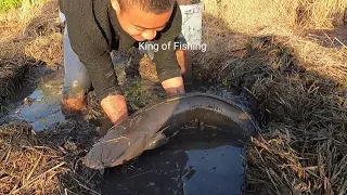 7 The giant fish roared loudly and scared the young man to run away | King of Fishing