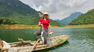 At 6 o'clock, the girl spread her net to catch fish to sell, making a living on the lake.