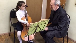 Урок по виолончели с второклассницей.