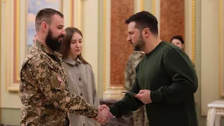 Зеленський вручив сертифікати на житло Героям України та родинам полеглих воїнів