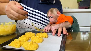 Monkey BiBi helps dad make healthy fruit cake