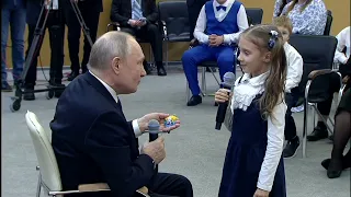 Девочка подарила Владимиру Путину "талисман победы"