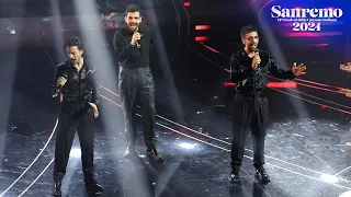 Sanremo 2024 - Il Volo con Stef Burns cantano "Who wants to live forever"