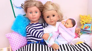 Dolls family waiting for the Newborn baby! Play Dolls preparation routines