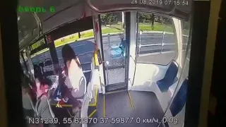 Мужчина топором разбил стеклянную дверь в автобусе