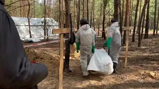 Эксгумация мужчины со следами пыток из массового захоронения под Изюмом