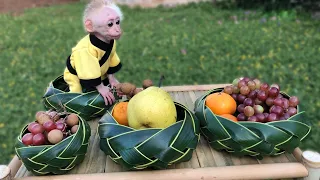 Monkey Bon eats his fill while Dad weaves a Fruit Basket