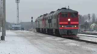 Грузовые поезда и тепловозы на станции Дно