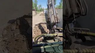 Девушка тракторист. Копаем приямок. Terex tlb 825.