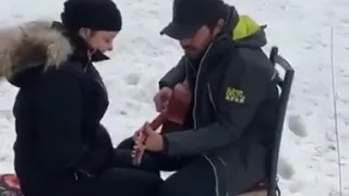 Fernando e Maiara cantando Zona de Risco