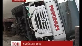 15-тонный грузовик чуть не упала с моста