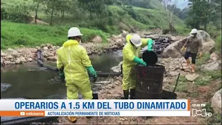Operarios de Ecopetrol trabajan en la recolección del crudo derramado en el río Catatumbo