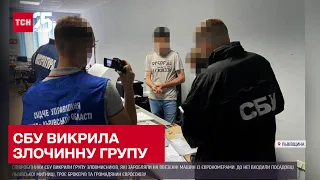 💰 "Бізнес" повз чергу: митники за хабарі в доларах напропускали через кордон 40 тисяч авто