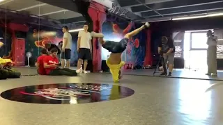 Bboy Tiger New World record one handed elbow airflare, 12 rounds