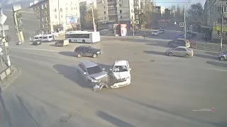 В Волгограде на оживленном перекрестке авария: двое пострадавших и пробка