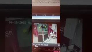 Женщина разбила стеклянную дверь в универмаге города Шахты