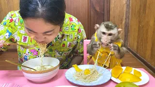 2Kinq Of Eating With A Plate Of Noodle Each, How Dlicious!