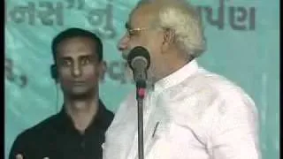 (Gujarati) Narendra Modi takes dig at Center for banning 25 Paisa coin and not 1000 Rs note