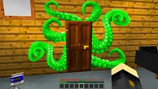 Minecraft ITA - AIUTO! UN MOSTRO VUOLE ENTRARE IN CASA NOSTRA!